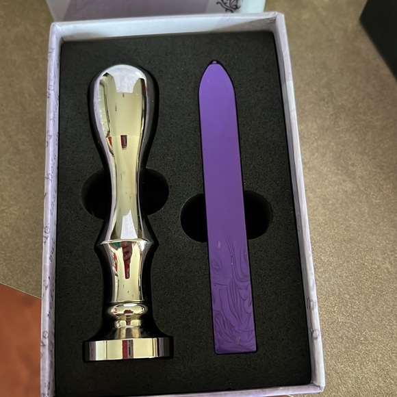 Younique Wax Stamp - Picture 2 of 3